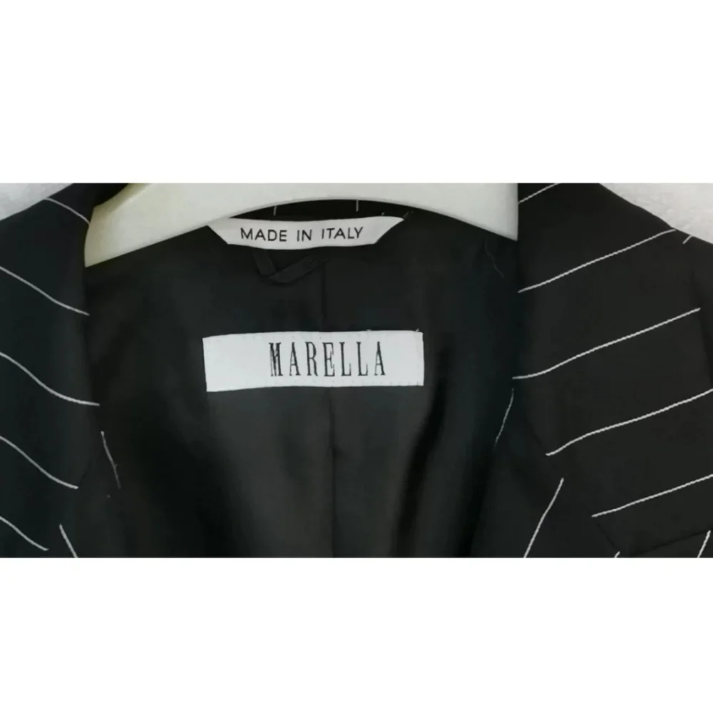 Marella by Max Mara, wool blend, black pinstripe suit jacket. UK 10, Immaculate. - Picture 3 of 4